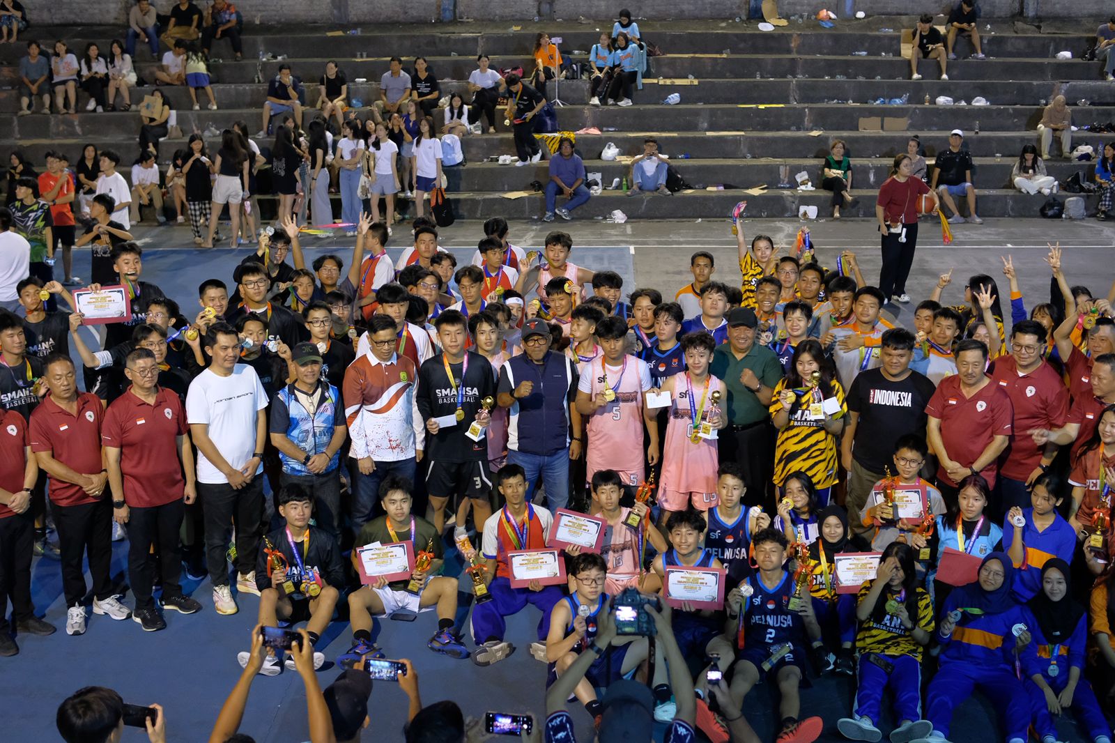 Foto bersama penutupan Turnamen Bola Basket Teo Chew Tanjungpinang Cup II di Lapangan Teladan, Tanjungpinang, Sabtu (9/5/2026) malam.