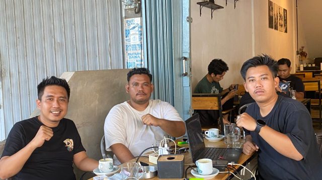 Ketua KNPI Kota Tanjungpinang Dimas Prayoga, Ketua HIMA PERSIS Tanjungpinang-Bintan Muhammad Zhein Noor Ramadhan, dan Ketua GMNI Tanjungpinang Gabriel Renaldi Hutauruk, dalam suatu kesempatan diskusi, Mei 2026. (F-dimas)