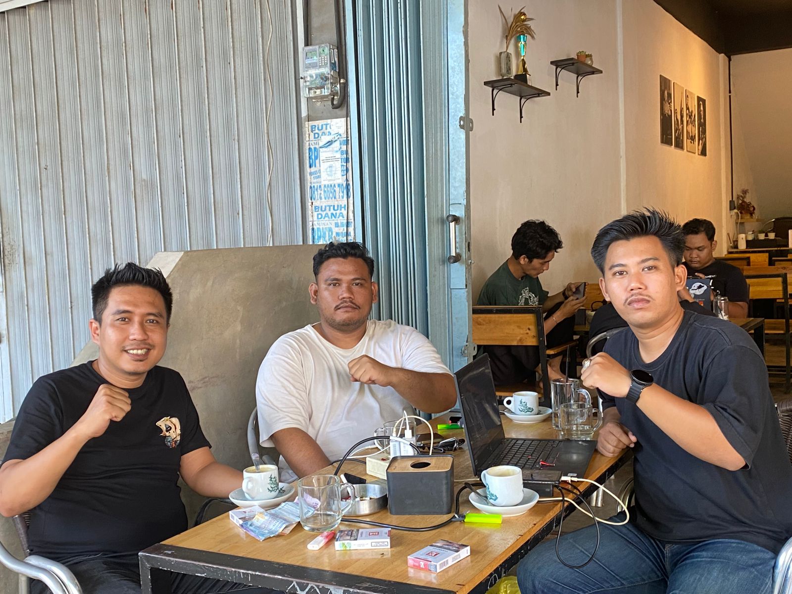Ketua KNPI Kota Tanjungpinang Dimas Prayoga, Ketua HIMA PERSIS Tanjungpinang-Bintan Muhammad Zhein Noor Ramadhan, dan Ketua GMNI Tanjungpinang Gabriel Renaldi Hutauruk, dalam suatu kesempatan diskusi, Mei 2026. (F-dimas)