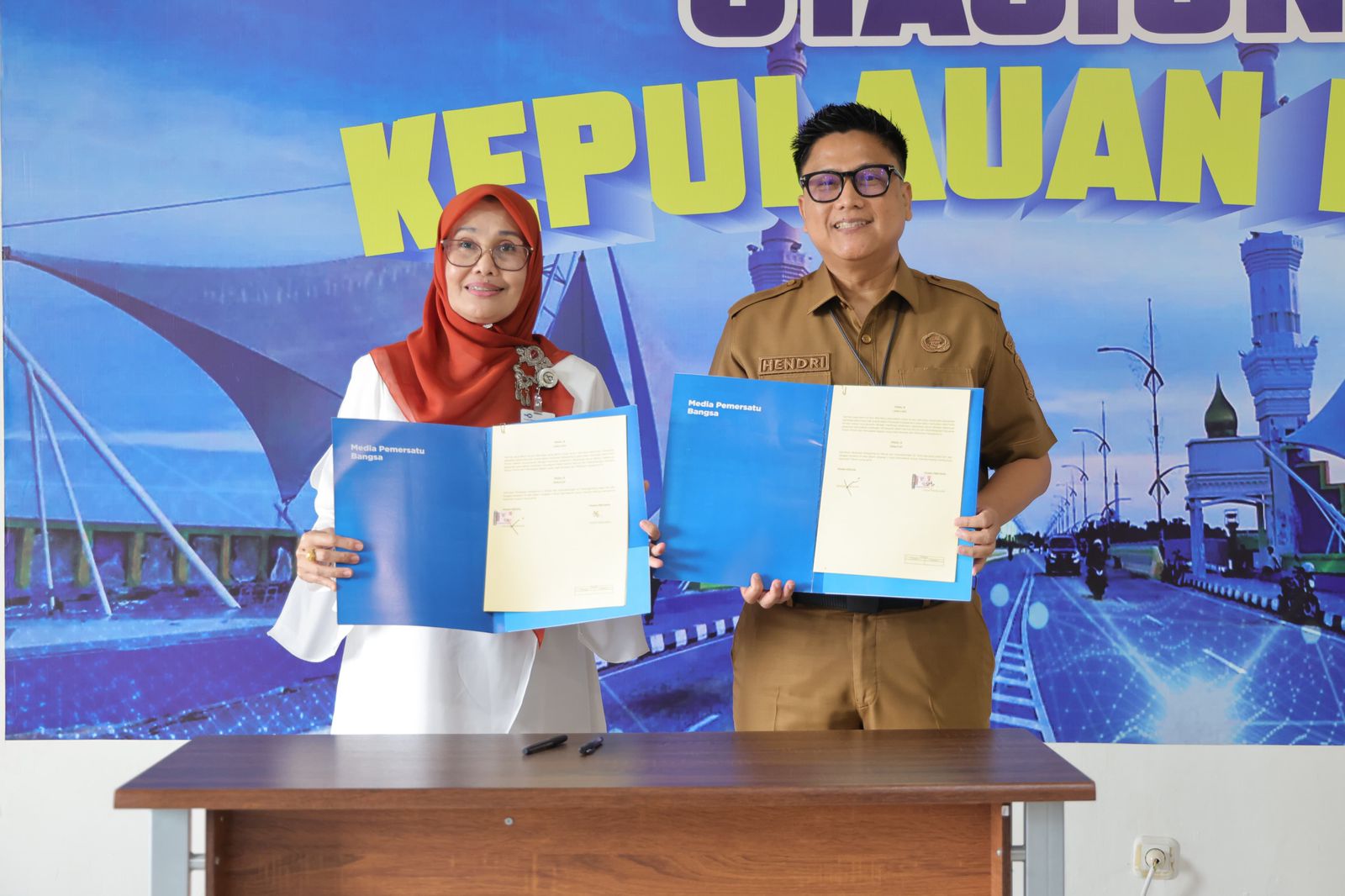 Dinas Komunikasi dan Informatika (Diskominfo) Provinsi Kepulauan Riau menjalin kerja sama dengan TVRI Kepulauan Riau untuk memperkuat penyebaran informasi publik. Kesepakatan ini ditandai dengan penandatanganan Memorandum of Understanding (MoU) di Ruang Rapat TVRI Kepri, Dompak, Senin (4/5/2026)