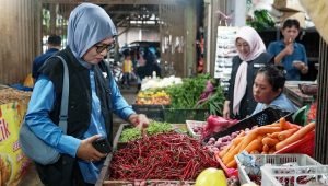 Sekretaris Daerah Provinsi Kepulauan Riau, Misni, bersama Tim Pengendalian Inflasi Daerah (TPID) Provinsi Kepri saat memantau harga dan ketersediaan bahan pokok di Pasar Bintan Center (Bincen), Tanjungpinang, Jumat (15/5/2026).