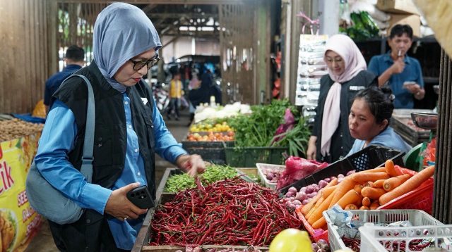 Sekretaris Daerah Provinsi Kepulauan Riau, Misni, bersama Tim Pengendalian Inflasi Daerah (TPID) Provinsi Kepri saat memantau harga dan ketersediaan bahan pokok di Pasar Bintan Center (Bincen), Tanjungpinang, Jumat (15/5/2026).