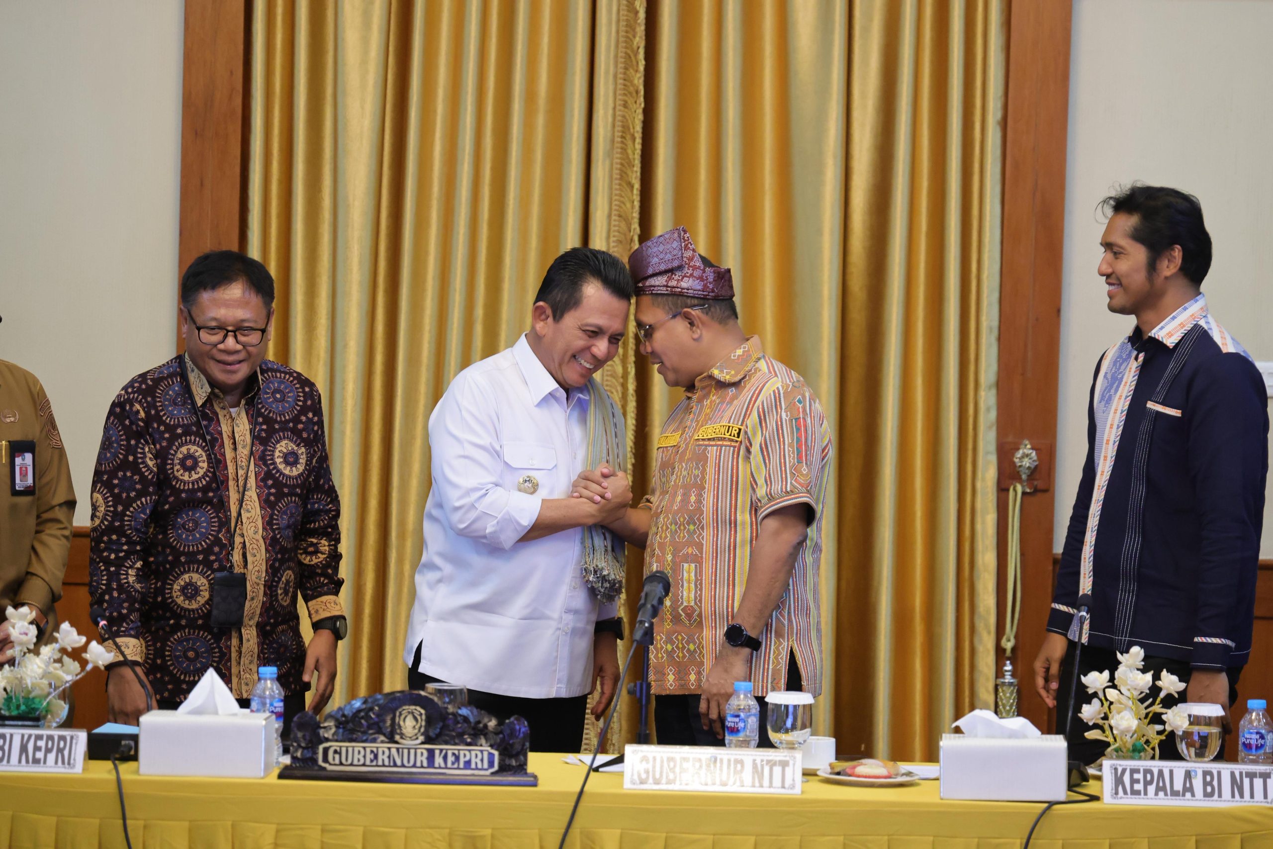 Pertemuan Gubernur Kepulauan Riau, Ansar Ahmad, dengan Gubernur NTT, Emanuel Melkiades Laka Lena, di Gedung Daerah, Tanjungpinang, Senin (11/5/2026)