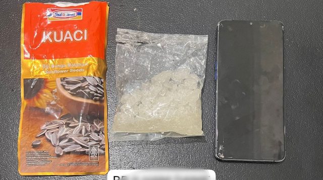 KAMUFLASE SABU - Bungkusan bekas kuaci yang dimanfaatkan pelaku untuk mengelabui petugas dan menyamarkan penyimpanan narkotika jenis sabu. Modus tersebut terungkap dalam operasi Ditresnarkoba Polda Kepri yang membongkar peredaran 233,85 gram sabu dan menangkap dua tersangka di Batam. Foto: Humas Polda Kepri.