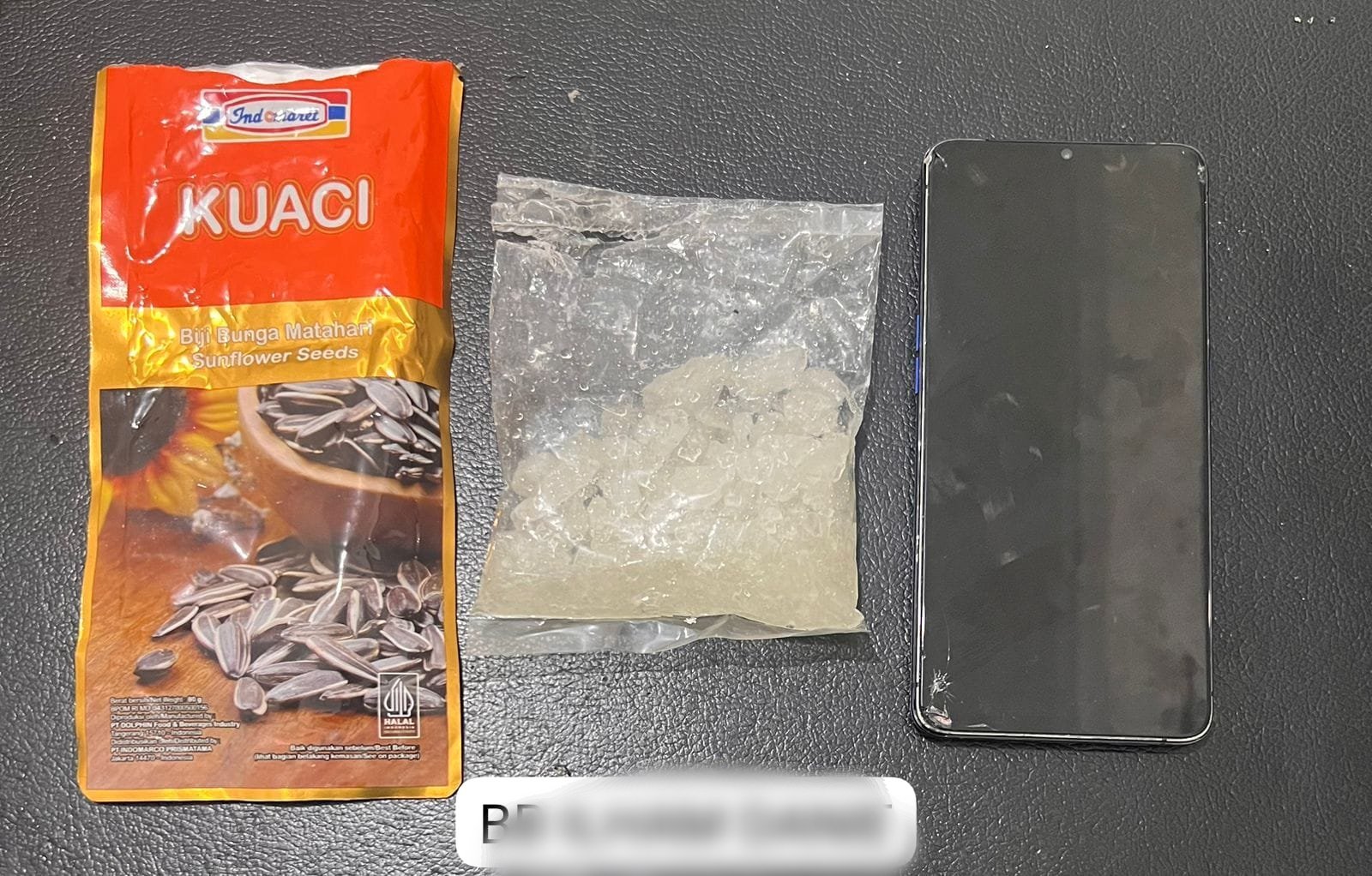 KAMUFLASE SABU - Bungkusan bekas kuaci yang dimanfaatkan pelaku untuk mengelabui petugas dan menyamarkan penyimpanan narkotika jenis sabu. Modus tersebut terungkap dalam operasi Ditresnarkoba Polda Kepri yang membongkar peredaran 233,85 gram sabu dan menangkap dua tersangka di Batam. Foto: Humas Polda Kepri.