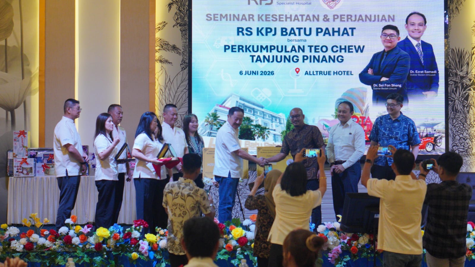 Ketua Perkumpulan Teo Chew Tanjungpinang, Hartojo (Among), bersama perwakilan RS KPJ Batu Pahat, Malaysia, menandatangani nota kesepahaman kerja sama pelayanan kesehatan di Alltrue Hotel Tanjungpinang, Sabtu (6/6/2026). Kerja sama ini bertujuan memperluas akses layanan kesehatan bagi masyarakat Kepulauan Riau dan Indonesia dengan berbagai kemudahan fasilitas pengobatan di Malaysia. (Foto : Aji Anugraha)