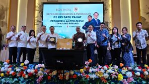 Ketua Perkumpulan Teo Chew Tanjungpinang, Hartojo (Among), bersama perwakilan RS KPJ Batu Pahat, Malaysia, menandatangani nota kesepahaman kerja sama pelayanan kesehatan di Alltrue Hotel Tanjungpinang, Sabtu (6/6/2026). Kerja sama ini bertujuan memperluas akses layanan kesehatan bagi masyarakat Kepulauan Riau dan Indonesia dengan berbagai kemudahan fasilitas pengobatan di Malaysia. (Foto : Aji Anugraha)