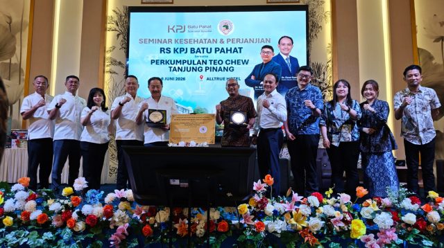 Ketua Perkumpulan Teo Chew Tanjungpinang, Hartojo (Among), bersama perwakilan RS KPJ Batu Pahat, Malaysia, menandatangani nota kesepahaman kerja sama pelayanan kesehatan di Alltrue Hotel Tanjungpinang, Sabtu (6/6/2026). Kerja sama ini bertujuan memperluas akses layanan kesehatan bagi masyarakat Kepulauan Riau dan Indonesia dengan berbagai kemudahan fasilitas pengobatan di Malaysia. (Foto : Aji Anugraha)