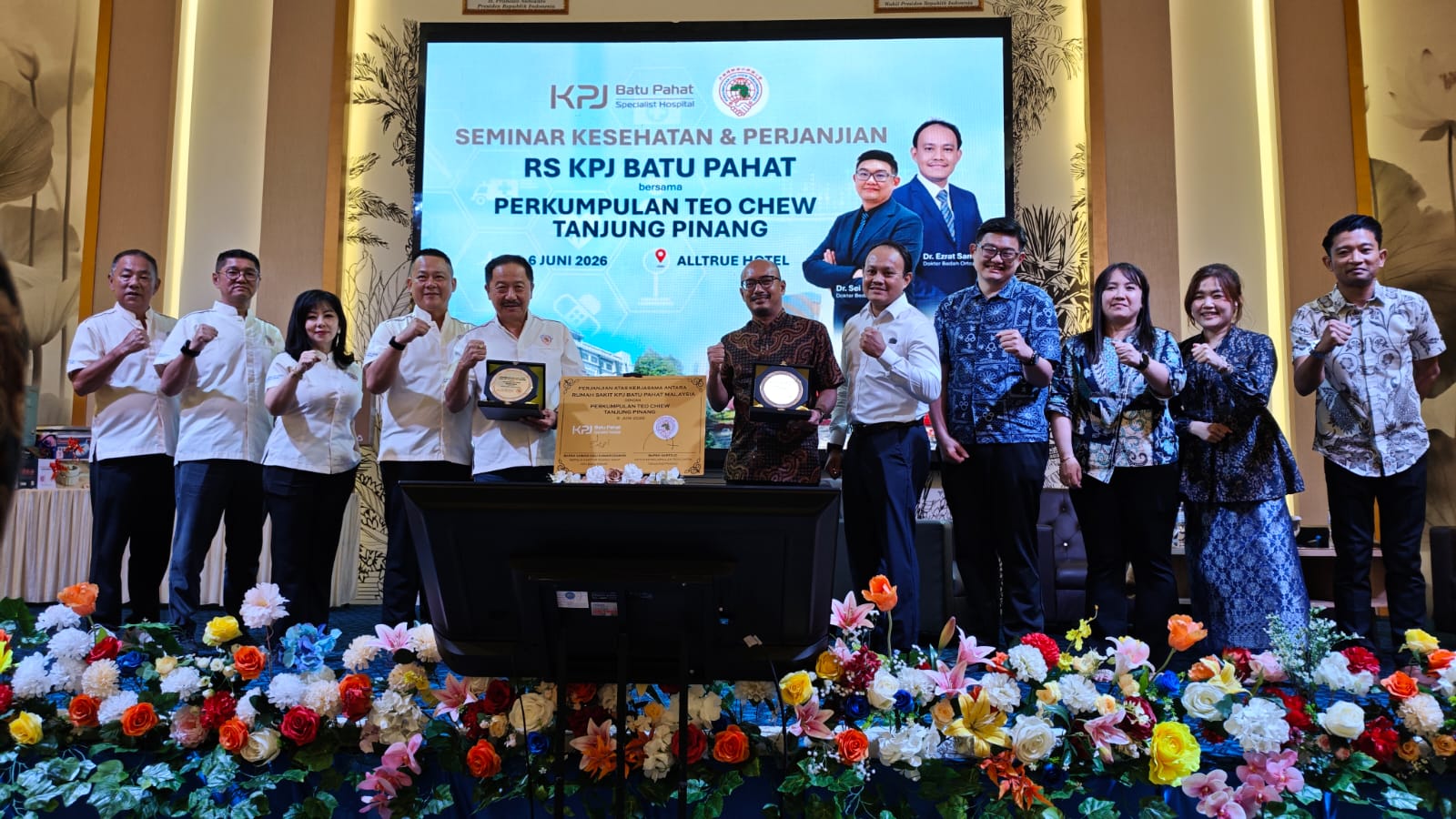 Ketua Perkumpulan Teo Chew Tanjungpinang, Hartojo (Among), bersama perwakilan RS KPJ Batu Pahat, Malaysia, menandatangani nota kesepahaman kerja sama pelayanan kesehatan di Alltrue Hotel Tanjungpinang, Sabtu (6/6/2026). Kerja sama ini bertujuan memperluas akses layanan kesehatan bagi masyarakat Kepulauan Riau dan Indonesia dengan berbagai kemudahan fasilitas pengobatan di Malaysia. (Foto : Aji Anugraha)