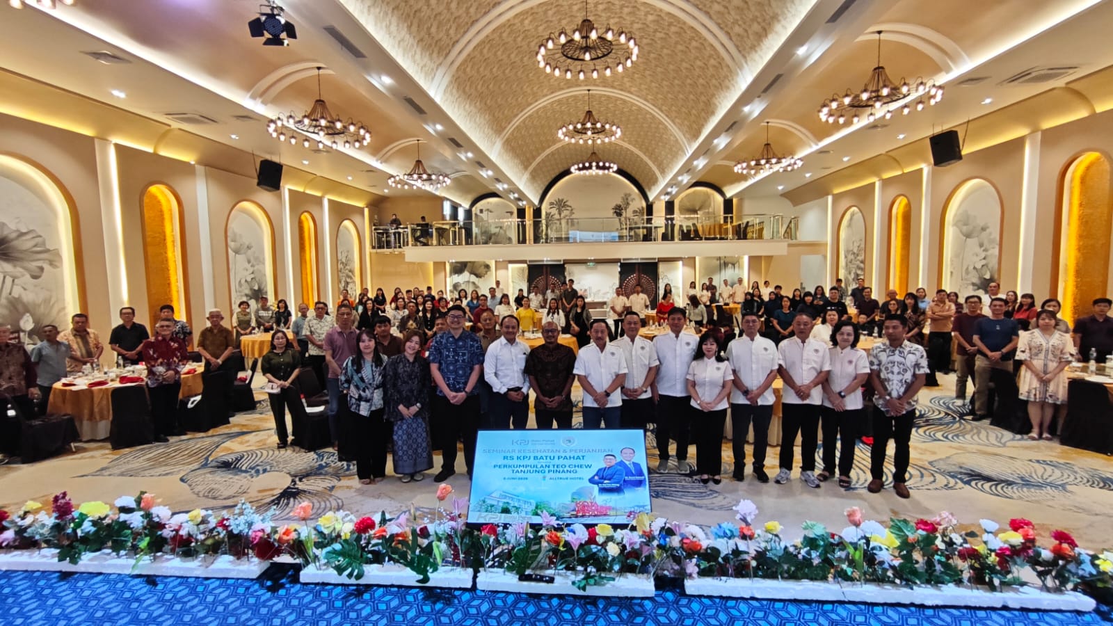 Ketua Perkumpulan Teo Chew Tanjungpinang, Hartojo (Among), bersama perwakilan RS KPJ Batu Pahat, Malaysia, menandatangani nota kesepahaman kerja sama pelayanan kesehatan di Alltrue Hotel Tanjungpinang, Sabtu (6/6/2026). Kerja sama ini bertujuan memperluas akses layanan kesehatan bagi masyarakat Kepulauan Riau dan Indonesia dengan berbagai kemudahan fasilitas pengobatan di Malaysia. (Foto : Aji Anugraha)