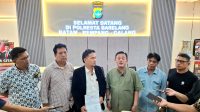 Usai melapor ke Polresta Barelang, Lintong Carles Manurung menyampaikan keterangan kepada media didampingi tim penasihat hukum dan rekan-rekan wartawan, Kamis (11/6/2026). Laporan itu terkait dugaan pencemaran nama baik setelah fotonya dipajang dengan label "Blacklist" di area publik sebuah tempat hiburan malam di Batam. (Foto: PWI Kepri) Usai melapor ke Polresta Barelang, Lintong Carles Manurung menyampaikan keterangan kepada media didampingi tim penasihat hukum dan rekan-rekan wartawan, Kamis (11/6/2026). Laporan itu terkait dugaan pencemaran nama baik setelah fotonya dipajang dengan label "Blacklist" di area publik sebuah tempat hiburan malam di Batam. (Foto: PWI Kepri)