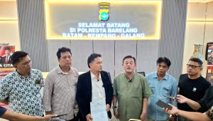 Usai melapor ke Polresta Barelang, Lintong Carles Manurung menyampaikan keterangan kepada media didampingi tim penasihat hukum dan rekan-rekan wartawan, Kamis (11/6/2026). Laporan itu terkait dugaan pencemaran nama baik setelah fotonya dipajang dengan label "Blacklist" di area publik sebuah tempat hiburan malam di Batam. (Foto: PWI Kepri) Usai melapor ke Polresta Barelang, Lintong Carles Manurung menyampaikan keterangan kepada media didampingi tim penasihat hukum dan rekan-rekan wartawan, Kamis (11/6/2026). Laporan itu terkait dugaan pencemaran nama baik setelah fotonya dipajang dengan label "Blacklist" di area publik sebuah tempat hiburan malam di Batam. (Foto: PWI Kepri)
