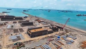 Proyek pembangunan kapal tongkang di kawasan galangan kapal Bintan. Proyek pembangunan kapal tongkang di kawasan galangan kapal Bintan.