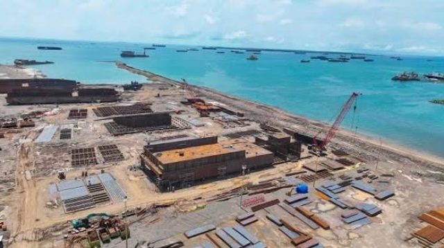 Proyek pembangunan kapal tongkang di kawasan galangan kapal Bintan.