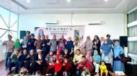 Sastrawan Rida K. Liamsi memaparkan isi novel Seandainya Tun Dalam Tidak Mencabut Keris saat bedah buku di Aula Perpustakaan Daerah Kota Pekanbaru, Minggu (21/6/2026). Kegiatan yang dihadiri lebih dari 100 peserta tersebut membahas konflik politik Melayu-Bugis dalam sejarah Kesultanan Riau-Johor-Pahang-Lingga. (Foto: Istimewa) Sastrawan Rida K. Liamsi memaparkan isi novel Seandainya Tun Dalam Tidak Mencabut Keris saat bedah buku di Aula Perpustakaan Daerah Kota Pekanbaru, Minggu (21/6/2026). Kegiatan yang dihadiri lebih dari 100 peserta tersebut membahas konflik politik Melayu-Bugis dalam sejarah Kesultanan Riau-Johor-Pahang-Lingga. (Foto: Istimewa)