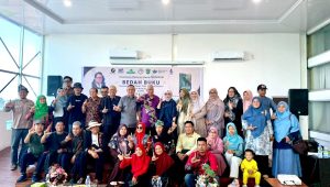 Sastrawan Rida K. Liamsi memaparkan isi novel Seandainya Tun Dalam Tidak Mencabut Keris saat bedah buku di Aula Perpustakaan Daerah Kota Pekanbaru, Minggu (21/6/2026). Kegiatan yang dihadiri lebih dari 100 peserta tersebut membahas konflik politik Melayu-Bugis dalam sejarah Kesultanan Riau-Johor-Pahang-Lingga. (Foto: Istimewa) Sastrawan Rida K. Liamsi memaparkan isi novel Seandainya Tun Dalam Tidak Mencabut Keris saat bedah buku di Aula Perpustakaan Daerah Kota Pekanbaru, Minggu (21/6/2026). Kegiatan yang dihadiri lebih dari 100 peserta tersebut membahas konflik politik Melayu-Bugis dalam sejarah Kesultanan Riau-Johor-Pahang-Lingga. (Foto: Istimewa)