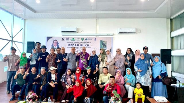 Sastrawan Rida K. Liamsi memaparkan isi novel Seandainya Tun Dalam Tidak Mencabut Keris saat bedah buku di Aula Perpustakaan Daerah Kota Pekanbaru, Minggu (21/6/2026). Kegiatan yang dihadiri lebih dari 100 peserta tersebut membahas konflik politik Melayu-Bugis dalam sejarah Kesultanan Riau-Johor-Pahang-Lingga. (Foto: Istimewa)