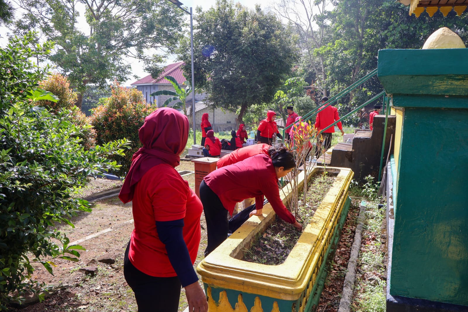 Pengurus DPC PDI Perjuangan di Tanjungpinang, Kepulauan Riau saat gotong royong membersihkan makam Sultan Sulaiman Badrul Alamsyah, di Sei Carang ,Tanjungpinang, Sabtu (27/6/2026) (Foto: PDIP)