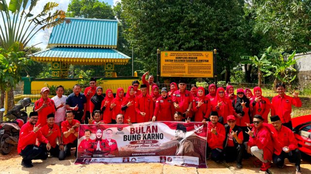 Pengurus DPC PDI Perjuangan di Tanjungpinang, Kepulauan Riau saat gotong royong membersihkan makam Sultan Sulaiman Badrul Alamsyah, di Sei Carang ,Tanjungpinang, Sabtu (27/6/2026) sempena memperingati Bulan Bung Karno (Foto: Humas PDIP)