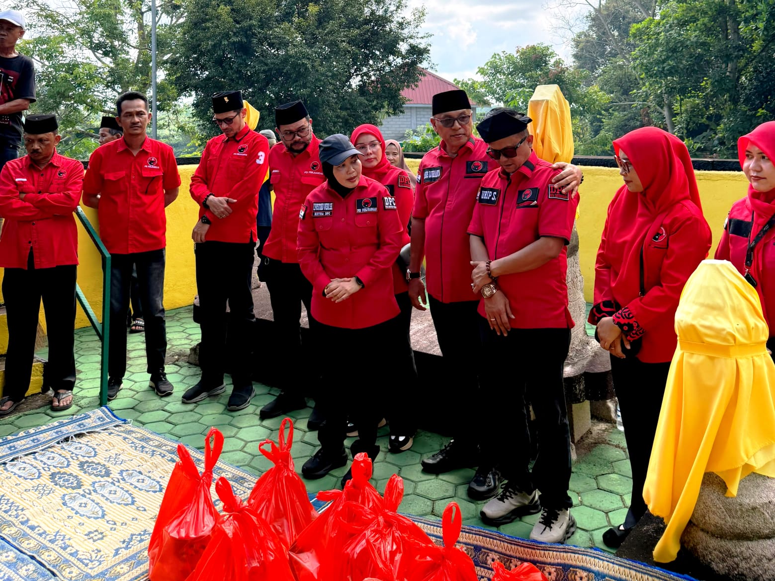 Pengurus DPC PDI Perjuangan di Tanjungpinang, Kepulauan Riau saat gotong royong membersihkan makam Sultan Sulaiman Badrul Alamsyah, dan pembagian bingkisan di Sei Carang ,Tanjungpinang, Sabtu (27/6/2026) sempena memperingati Bulan Bung Karno (Foto: Humas PDIP)