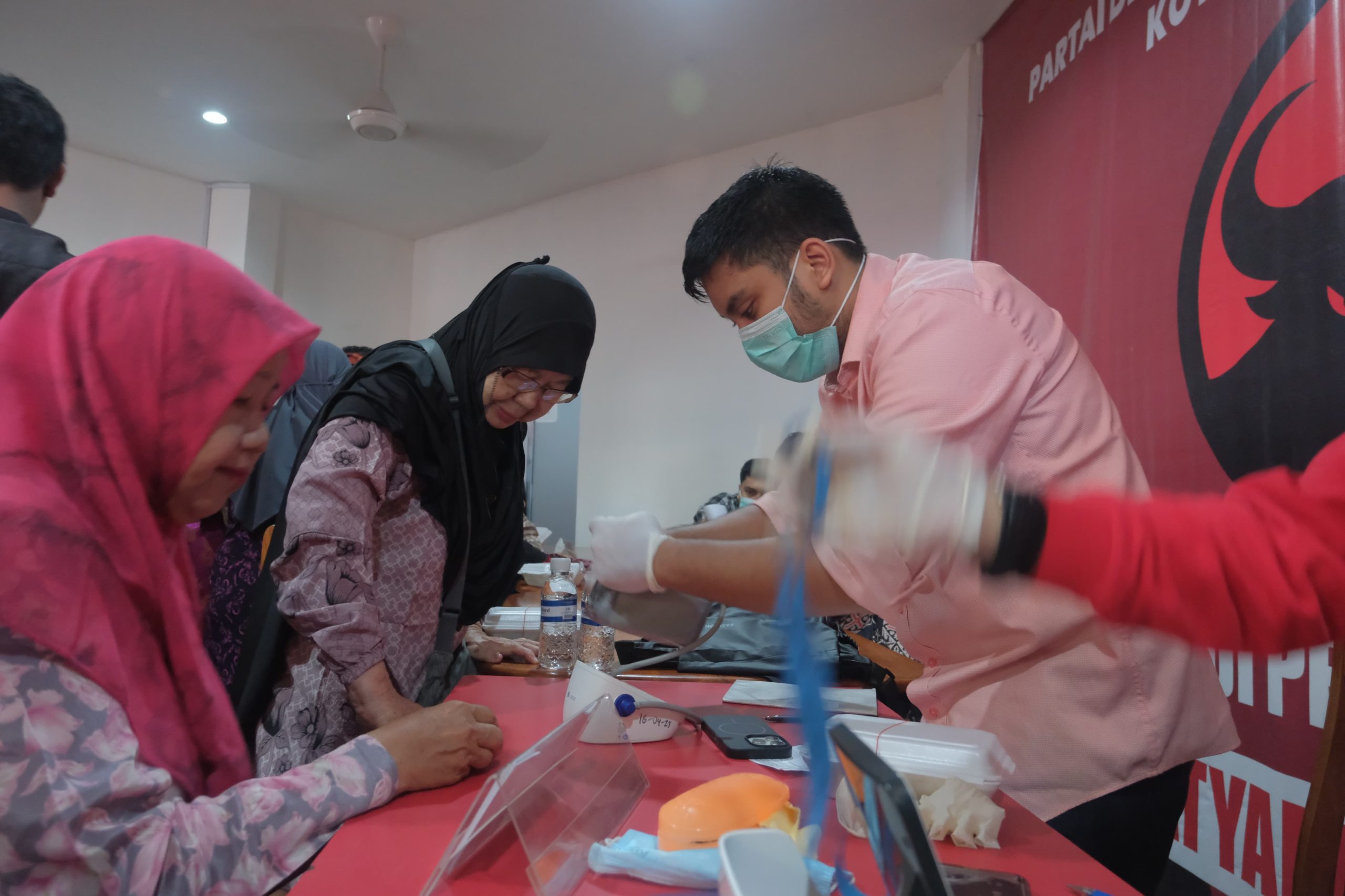 DPC PDI Perjuangan Tanjungpinang saat menggelar pengobatan geratis sempena Bulan Bung Karno 2026, di Sekretariat DPC PDIP Tanjungpinang, Minggu  (28/6/2026)