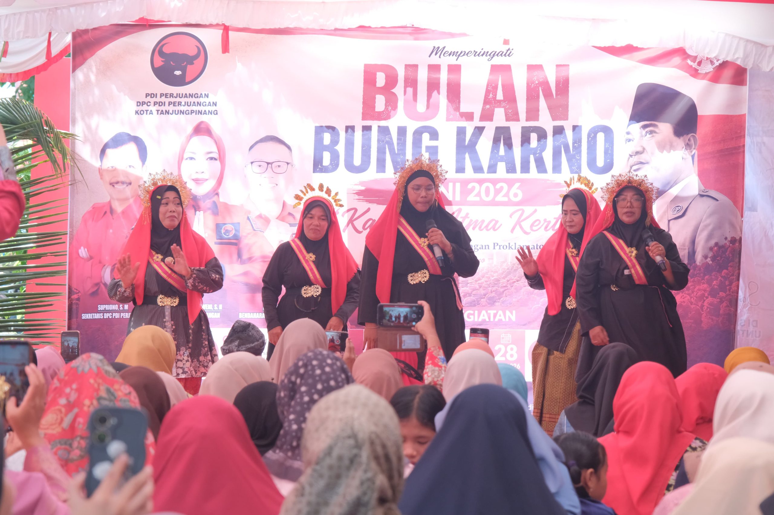 DPC PDI Perjuangan Tanjungpinang saat menggelar perlombaan lagu daerah sempena Bulan Bung Karno 2026, di Sekretariat DPC PDIP Tanjungpinang, Minggu  (28/6/2026)