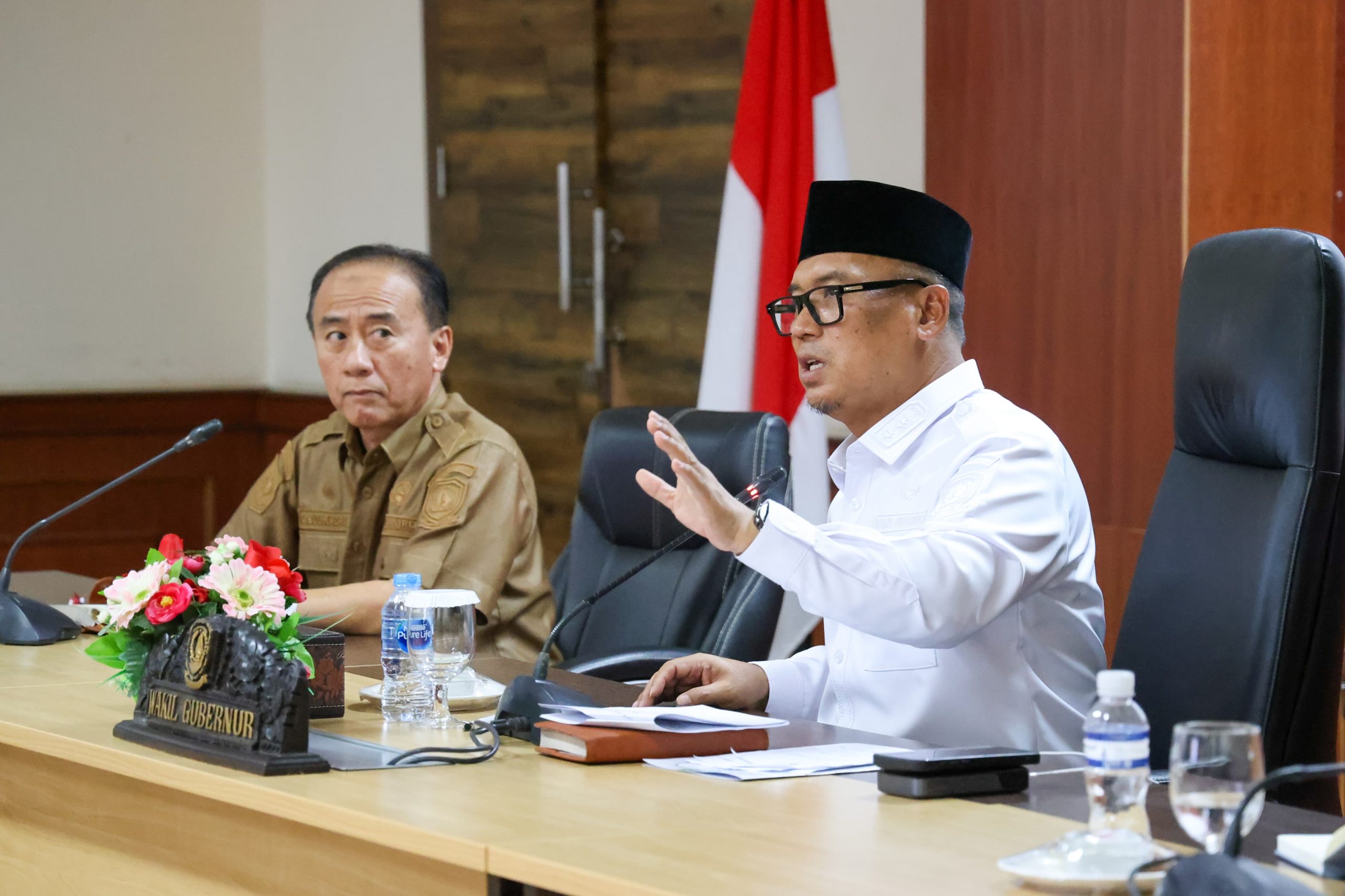 Wakil Gubernur Kepulauan Riau, Nyanyang Haris Pratamura, saat memimpin Rapat Koordinasi "Standarisasi Pelaporan dan Kinerja BUMD Menuju Efisiensi, Transparansi, dan Peningkatan PAD" di Balairung Raja Ali Kelana, Kantor Gubernur Kepri, Selasa (5/5/2026)