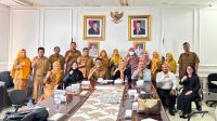 Kepala BPSDM Kepri Any Lindawati membuka Program Magang ASN DIGI-GO Internship 2026 di Collaboration Room Diskominfo Kepri, Selasa (9/6). Program ini diikuti 10 ASN dari lima OPD sebagai upaya memperkuat kompetensi digital aparatur dan mendukung percepatan transformasi digital pemerintahan di lingkungan Pemprov Kepri. Kepala BPSDM Kepri Any Lindawati membuka Program Magang ASN DIGI-GO Internship 2026 di Collaboration Room Diskominfo Kepri, Selasa (9/6). Program ini diikuti 10 ASN dari lima OPD sebagai upaya memperkuat kompetensi digital aparatur dan mendukung percepatan transformasi digital pemerintahan di lingkungan Pemprov Kepri.