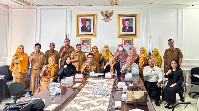 Kepala BPSDM Kepri Any Lindawati membuka Program Magang ASN DIGI-GO Internship 2026 di Collaboration Room Diskominfo Kepri, Selasa (9/6). Program ini diikuti 10 ASN dari lima OPD sebagai upaya memperkuat kompetensi digital aparatur dan mendukung percepatan transformasi digital pemerintahan di lingkungan Pemprov Kepri.