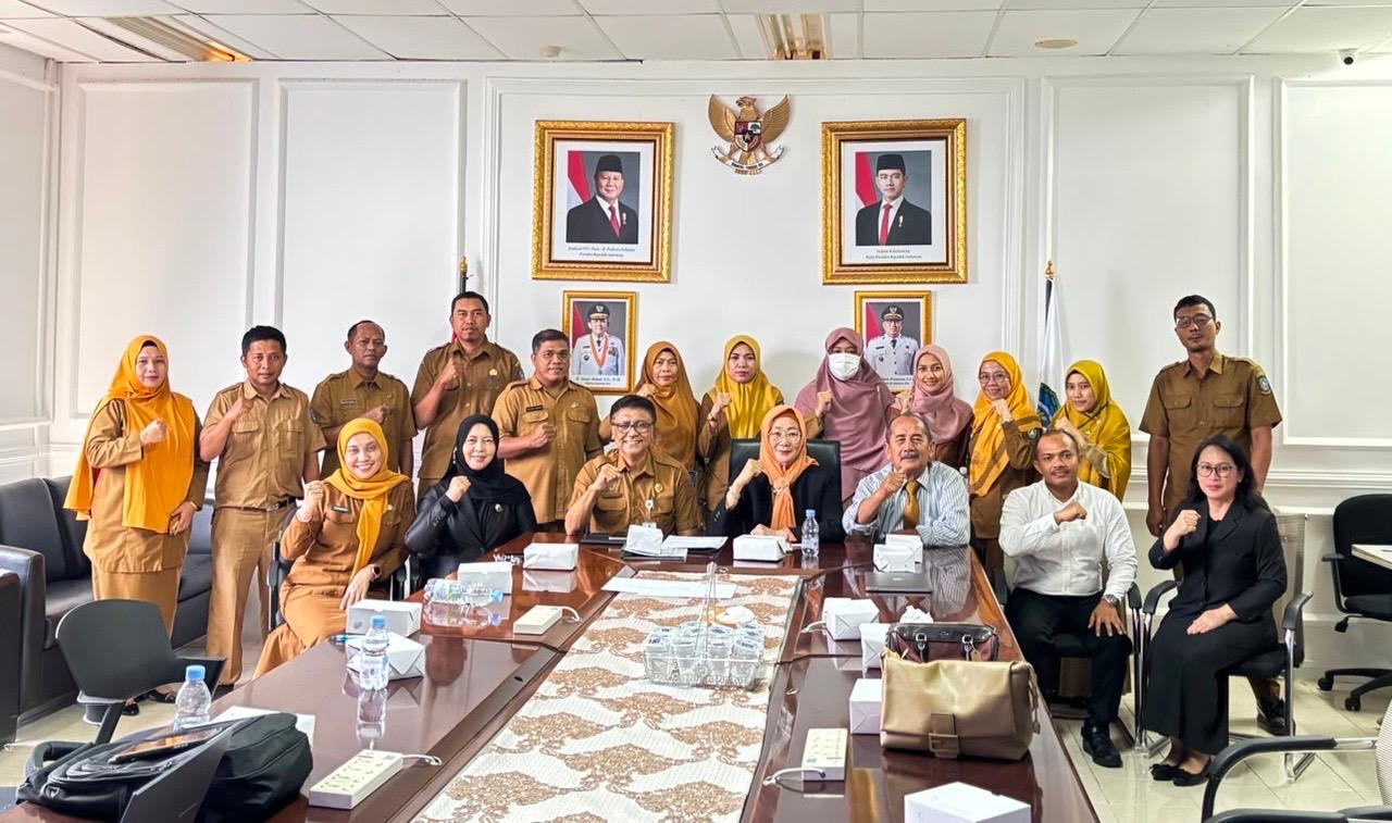 Kepala BPSDM Kepri Any Lindawati membuka Program Magang ASN DIGI-GO Internship 2026 di Collaboration Room Diskominfo Kepri, Selasa (9/6). Program ini diikuti 10 ASN dari lima OPD sebagai upaya memperkuat kompetensi digital aparatur dan mendukung percepatan transformasi digital pemerintahan di lingkungan Pemprov Kepri.