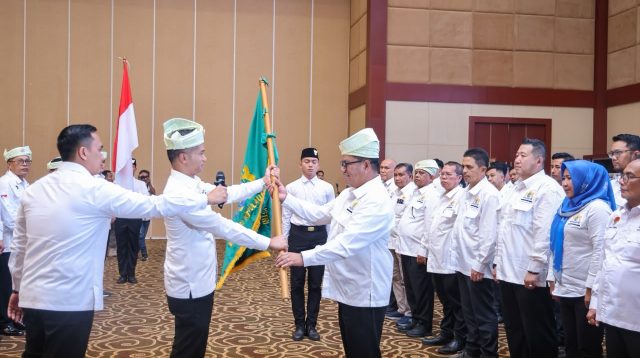 Gubernur Kepulauan Riau Ansar Ahmad menghadiri pengukuhan Dewan Pengurus Kamar Dagang dan Industri (KADIN) Provinsi Kepulauan Riau masa bakti 2026–2031 di Aula Wan Seri Beni, Dompak, Tanjungpinang, Selasa (16/6). Pada kesempatan itu, Mustava resmi dikukuhkan sebagai Ketua Umum KADIN Kepri periode 2026–2031 oleh Ketua Umum KADIN Indonesia Anindya Novyan Bakrie. (Foto: Diskominfo Kepri)