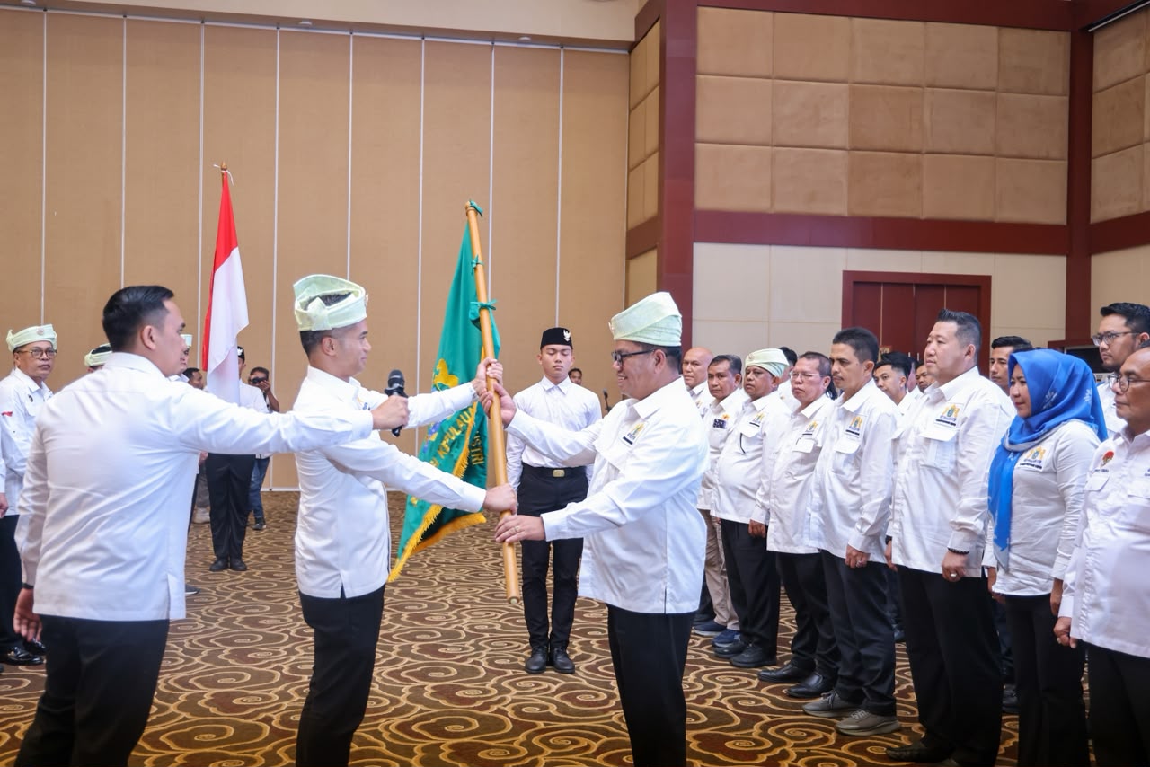 Gubernur Kepulauan Riau Ansar Ahmad menghadiri pengukuhan Dewan Pengurus Kamar Dagang dan Industri (KADIN) Provinsi Kepulauan Riau masa bakti 2026–2031 di Aula Wan Seri Beni, Dompak, Tanjungpinang, Selasa (16/6). Pada kesempatan itu, Mustava resmi dikukuhkan sebagai Ketua Umum KADIN Kepri periode 2026–2031 oleh Ketua Umum KADIN Indonesia Anindya Novyan Bakrie. (Foto: Diskominfo Kepri)