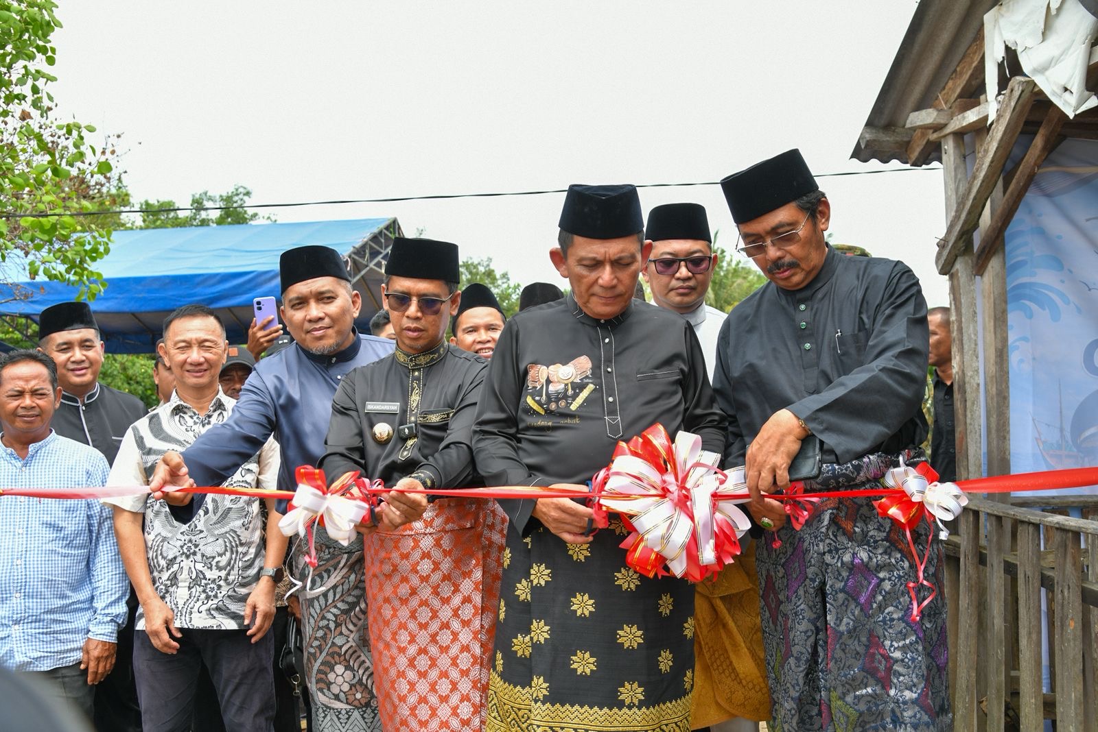 Gubernur Kepri Ansar Ahmad saat meresmikan Tambatan Perahu Nelayan di Kelurahan Teluk Umah (Leho), Kecamatan Tebing, Kabupaten Karimun, Jumat (29/5)