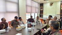 Kepala Bidang PLIP Dinas Komunikasi dan Informatika Provinsi Kepulauan Riau, Ummil Khalish (tengah) menutup sekaligus menyampaikan arahan pada penutupan Bimtek e-Monev KIP 2026 di Kantor Diskominfo Kepri, Kamis (30/7/2026). (Bidang PLIP Diskominfo Kepri)