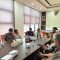 Kepala Bidang PLIP Dinas Komunikasi dan Informatika Provinsi Kepulauan Riau, Ummil Khalish (tengah) menutup sekaligus menyampaikan arahan pada penutupan Bimtek e-Monev KIP 2026 di Kantor Diskominfo Kepri, Kamis (30/7/2026). (Bidang PLIP Diskominfo Kepri)