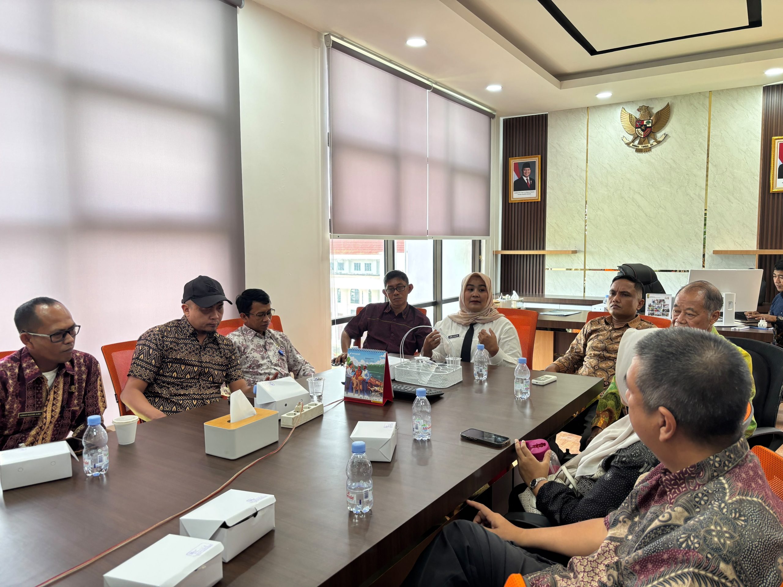 Kepala Bidang PLIP Dinas Komunikasi dan Informatika Provinsi Kepulauan Riau, Ummil Khalish (tengah) menutup sekaligus menyampaikan arahan pada penutupan Bimtek e-Monev KIP 2026 di Kantor Diskominfo Kepri, Kamis (30/7/2026). (Bidang PLIP Diskominfo Kepri)