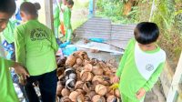 SDN 002 Seri Kuala Lobam, Kabupaten Bintan, Kepulauan Riau, menghadirkan inovasi BRIKOLA (Briket dari Limbah Kelapa) sebagai media pembelajaran yang mengajarkan siswa mengolah limbah tempurung dan sabut kelapa menjadi bahan bakar alternatif bernilai ekonomis. SDN 002 Seri Kuala Lobam, Kabupaten Bintan, Kepulauan Riau, menghadirkan inovasi BRIKOLA (Briket dari Limbah Kelapa) sebagai media pembelajaran yang mengajarkan siswa mengolah limbah tempurung dan sabut kelapa menjadi bahan bakar alternatif bernilai ekonomis.