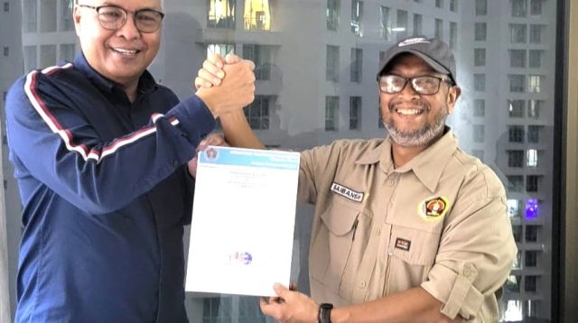 Ketua PWI Pusat, Akhmad Munir dan Ketua PWI Kepri, Saibansah Dardani (Foto: PWI Kepri)