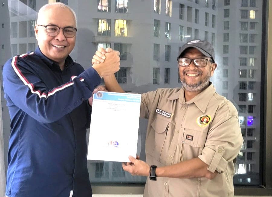Ketua PWI Pusat, Akhmad Munir dan Ketua PWI Kepri, Saibansah Dardani (Foto: PWI Kepri)