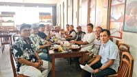 Pengurus PWI Kepri di pimpin Ketua PWI Kepri Saibansah Dardani dan dihadiri Pengurus PWI Pusat Ramon Damora, Bendahara PWI Kepri Nizamul Akhyar, Wakil Sekretaris I PWI Kepri M. Ikhsan, Wakil Sekretaris II PWI Kepri Aji Anugraha, Ketua PWI Tanjungpinang Suhardi, Sekretaris PWI Bintan Yendi, serta jajaran pengurus Pokja PWI Tanjungpinang, saat rapat konsolidasi PWI dalam pembahasan rapat koordinasi agenda PWI, Rabu (29/7/2026) (Foto: Aji/pijarkepri.com) Pengurus PWI Kepri di pimpin Ketua PWI Kepri Saibansah Dardani dan dihadiri Pengurus PWI Pusat Ramon Damora, Bendahara PWI Kepri Nizamul Akhyar, Wakil Sekretaris I PWI Kepri M. Ikhsan, Wakil Sekretaris II PWI Kepri Aji Anugraha, Ketua PWI Tanjungpinang Suhardi, Sekretaris PWI Bintan Yendi, serta jajaran pengurus Pokja PWI Tanjungpinang, saat rapat konsolidasi PWI dalam pembahasan rapat koordinasi agenda PWI, Rabu (29/7/2026) (Foto: Aji/pijarkepri.com)