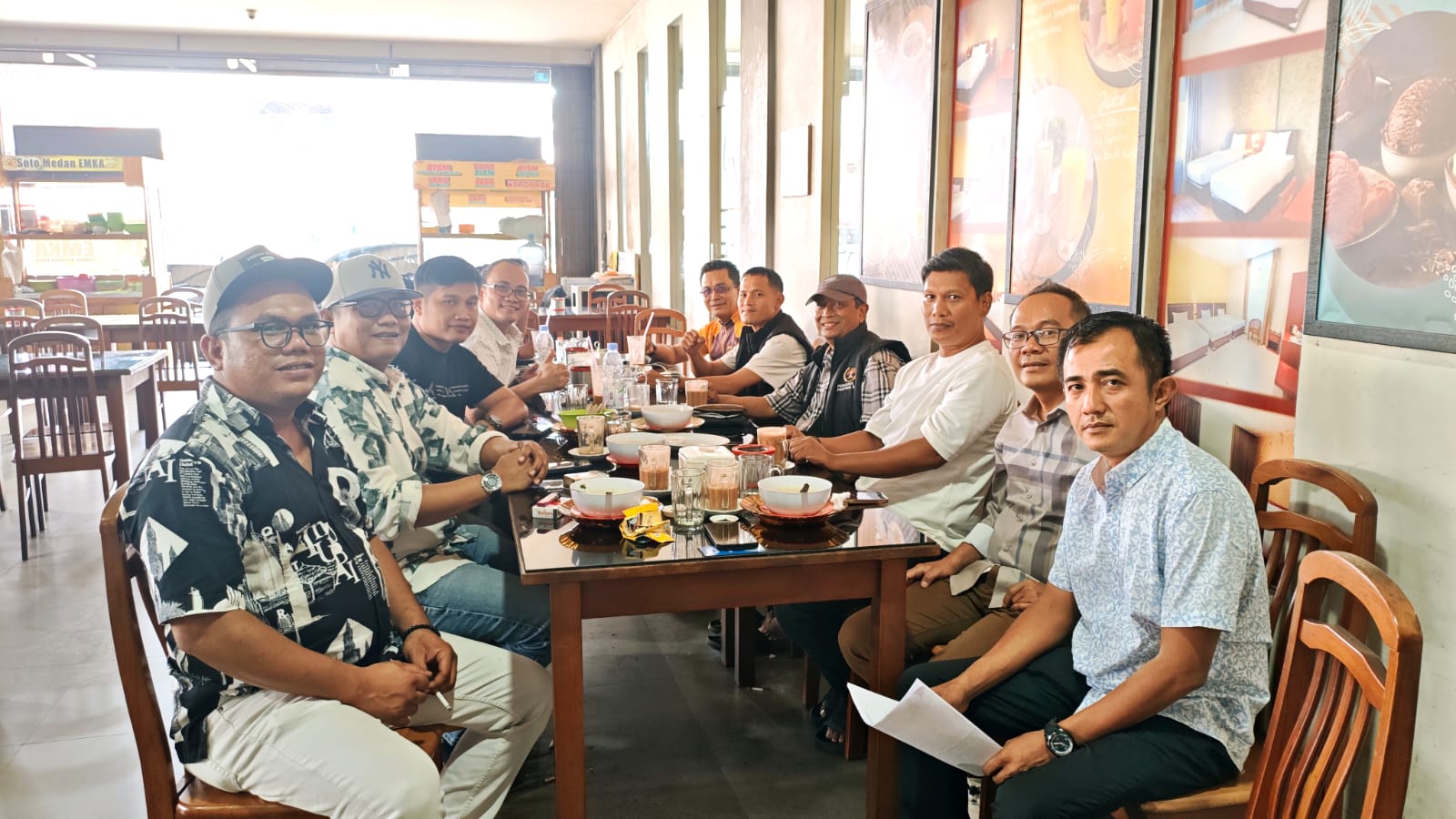 Pengurus PWI Kepri di pimpin Ketua PWI Kepri Saibansah Dardani dan dihadiri Pengurus PWI Pusat Ramon Damora, Bendahara PWI Kepri Nizamul Akhyar, Wakil Sekretaris I PWI Kepri M. Ikhsan, Wakil Sekretaris II PWI Kepri Aji Anugraha, Ketua PWI Tanjungpinang Suhardi, Sekretaris PWI Bintan Yendi, serta jajaran pengurus Pokja PWI Tanjungpinang, saat rapat konsolidasi PWI dalam pembahasan rapat koordinasi agenda PWI, Rabu (29/7/2026) (Foto: Aji/pijarkepri.com)