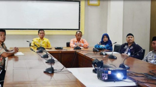 Wakil Bupati Kepulauan Anambas, Raja Bayu Febri Gunadian, S.E. mengikuti Rapat Dengar Pendapat (RDP) secara virtual yang membahas Remunerasi Kepala Daerah, Sistematika Dana Bagi Hasil (DBH), serta penguatan kapasitas fiskal daerah. Kegiatan itu berlangsung di Ruang Rapat Lt. II Kantor Bupati Kepulauan Anambas - Pasir Peti, Kamis (30/7/2026).