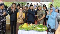 Ketua DPRD Batam, Kamaluddin saat menghadiri Upacara Peringatan Hari Kartini, Hari Ulang Tahun ke-76 Satuan Polisi Pamong Praja (Satpol PP), Hari Ulang Tahun ke-64 Satuan Perlindungan Masyarakat (Satlinmas), serta Hari Ulang Tahun ke-107 Pemadam Kebakaran tingkat Kota Batam di Dataran Engku Putri, Selasa (21/4/2026).