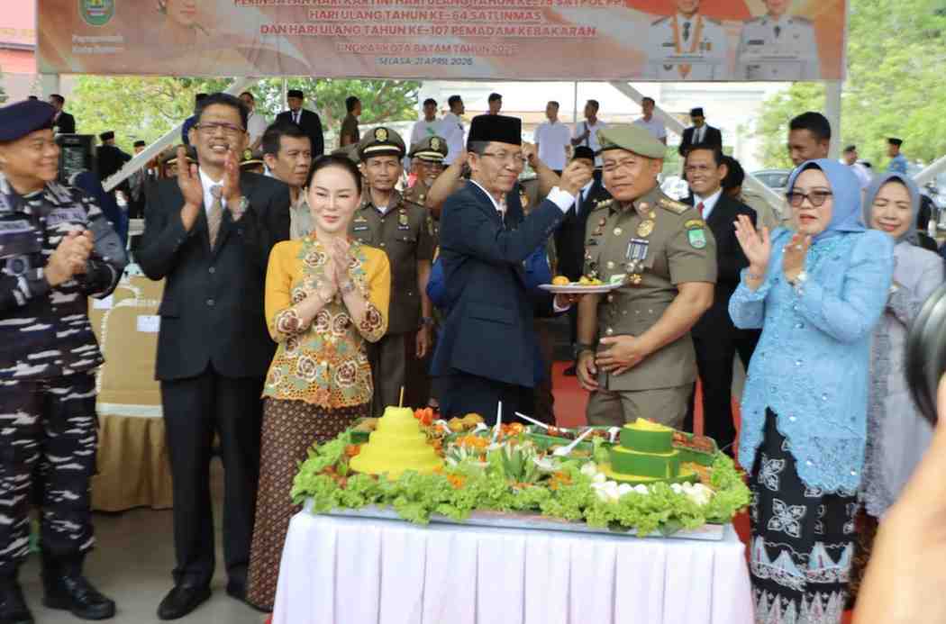 Ketua DPRD Batam, Kamaluddin saat menghadiri Upacara Peringatan Hari Kartini, Hari Ulang Tahun ke-76 Satuan Polisi Pamong Praja (Satpol PP), Hari Ulang Tahun ke-64 Satuan Perlindungan Masyarakat (Satlinmas), serta Hari Ulang Tahun ke-107 Pemadam Kebakaran tingkat Kota Batam di Dataran Engku Putri, Selasa (21/4/2026).