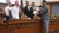 DPRD Kota Batam menyetujui laporan Panitia Khusus (Pansus) terhadap Laporan Keterangan Pertanggungjawaban (LKPJ) Wali Kota Batam Tahun Anggaran 2025 dalam rapat paripurna yang digelar, Rabu (8/5/2028). DPRD Kota Batam menyetujui laporan Panitia Khusus (Pansus) terhadap Laporan Keterangan Pertanggungjawaban (LKPJ) Wali Kota Batam Tahun Anggaran 2025 dalam rapat paripurna yang digelar, Rabu (8/5/2028).