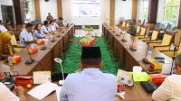 Komisi III DPRD Kota Batam saat menggelar Rapat Dengar Pendapat Umum (RDPU) untuk membahas kendala akses listrik dan air bersih bagi warga Kavling Putra Keamoring Jaya (PKJ), Kelurahan Sei Lekop, Kecamatan Sagulung, di ruang rapat DPRD Batam, Selasa (23/6/2026)