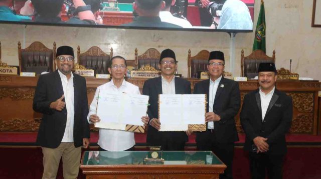 DPRD Kota Batam mengesahkan Rancangan Peraturan Daerah (Ranperda) tentang Pertanggungjawaban Pelaksanaan APBD Kota Batam Tahun Anggaran 2025 menjadi Peraturan Daerah (Perda) dalam rapat paripurna di Ruang Sidang Utama DPRD Batam, Rabu (8/7/2026).