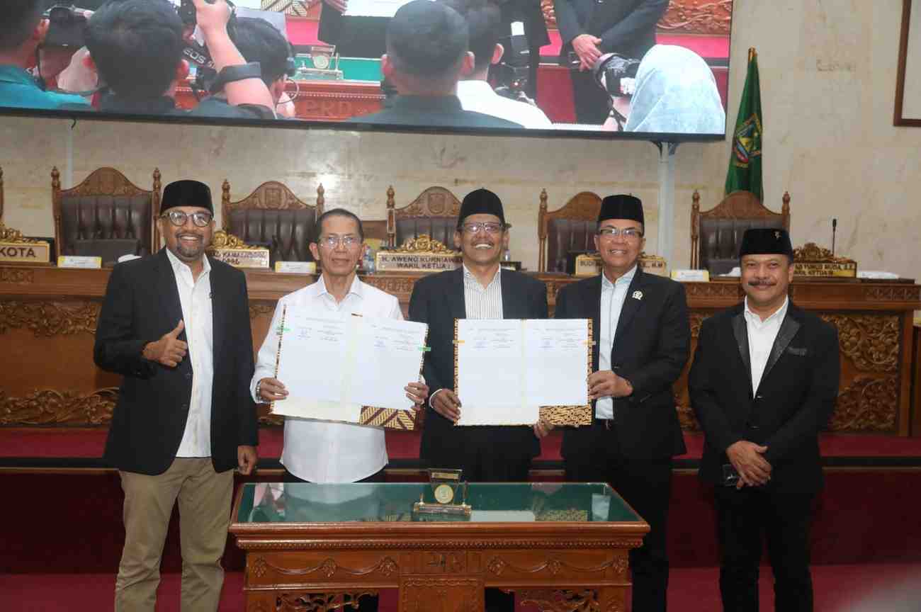 DPRD Kota Batam mengesahkan Rancangan Peraturan Daerah (Ranperda) tentang Pertanggungjawaban Pelaksanaan APBD Kota Batam Tahun Anggaran 2025 menjadi Peraturan Daerah (Perda) dalam rapat paripurna di Ruang Sidang Utama DPRD Batam, Rabu (8/7/2026).