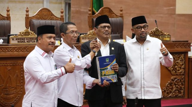 Wali Kota Batam Amsakar Achmad dalam rapat paripurna DPRD Kota Batam, Senin (3/8/2026), yang dipimpin Ketua DPRD Kota Batam Muhammad Kamaluddin