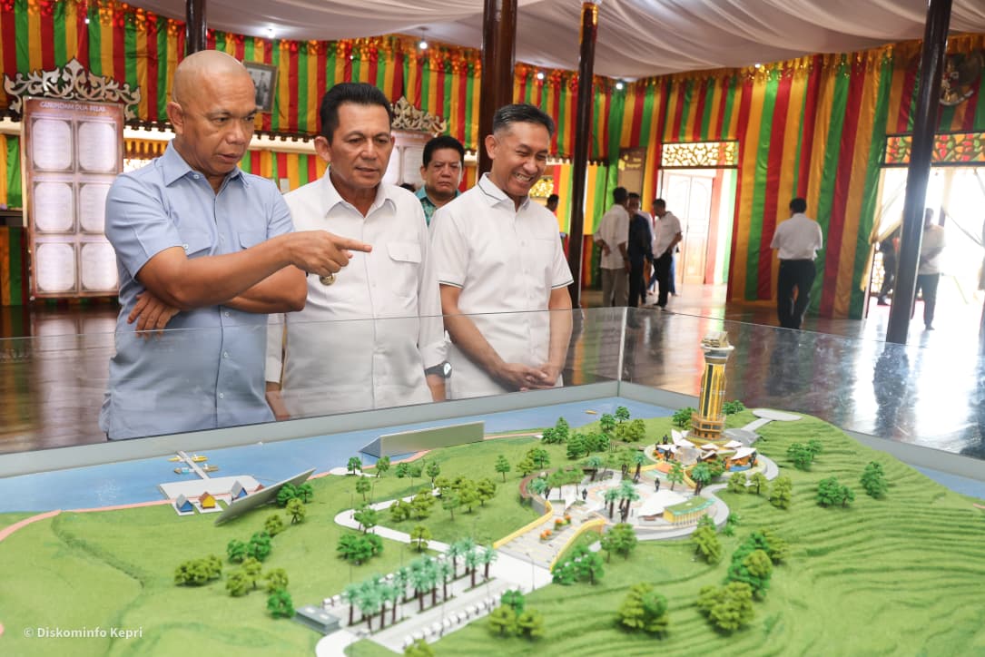 Gubernur Kepulauan Riau, Ansar Ahmad membawa Jaksa Agung Muda Bidang Intelijen (JAM-Intel) Kejaksaan Agung RI, Reda Manthovani menelusuri jejak sejarah dan budaya Melayu di Pulau Penyengat, Kota Tanjungpinang, Selasa (25/8/2026).